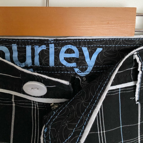 Hurley plaid Bermuda shorts. Size 9 - Picture 3 of 3